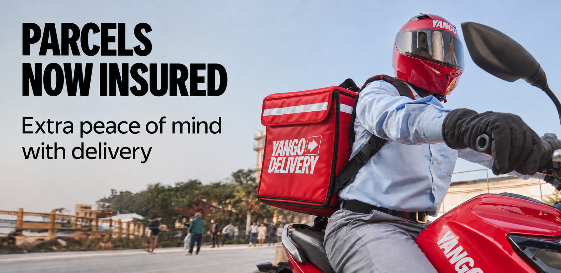 रातो हेलमेट लगाएका कुरियर ढाडमा Yango Delivery झोला बोकेर मोटरसाइकलमा।